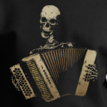 Скелет играет на аккордеоне