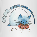 Котик кушает корм
