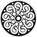 Черно-белая розетка с геометрическим орнаментом
