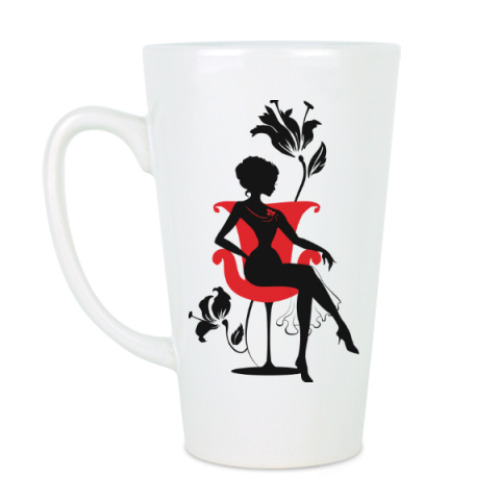 Чашка Латте Элегантная женщина на кресле с цве. Приятный отдых