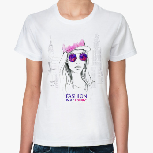 Классическая футболка Фэшн иллюстрация красивая девушка в городе