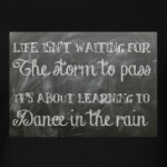 Жизнь не ждет... Танцуй под дождём!